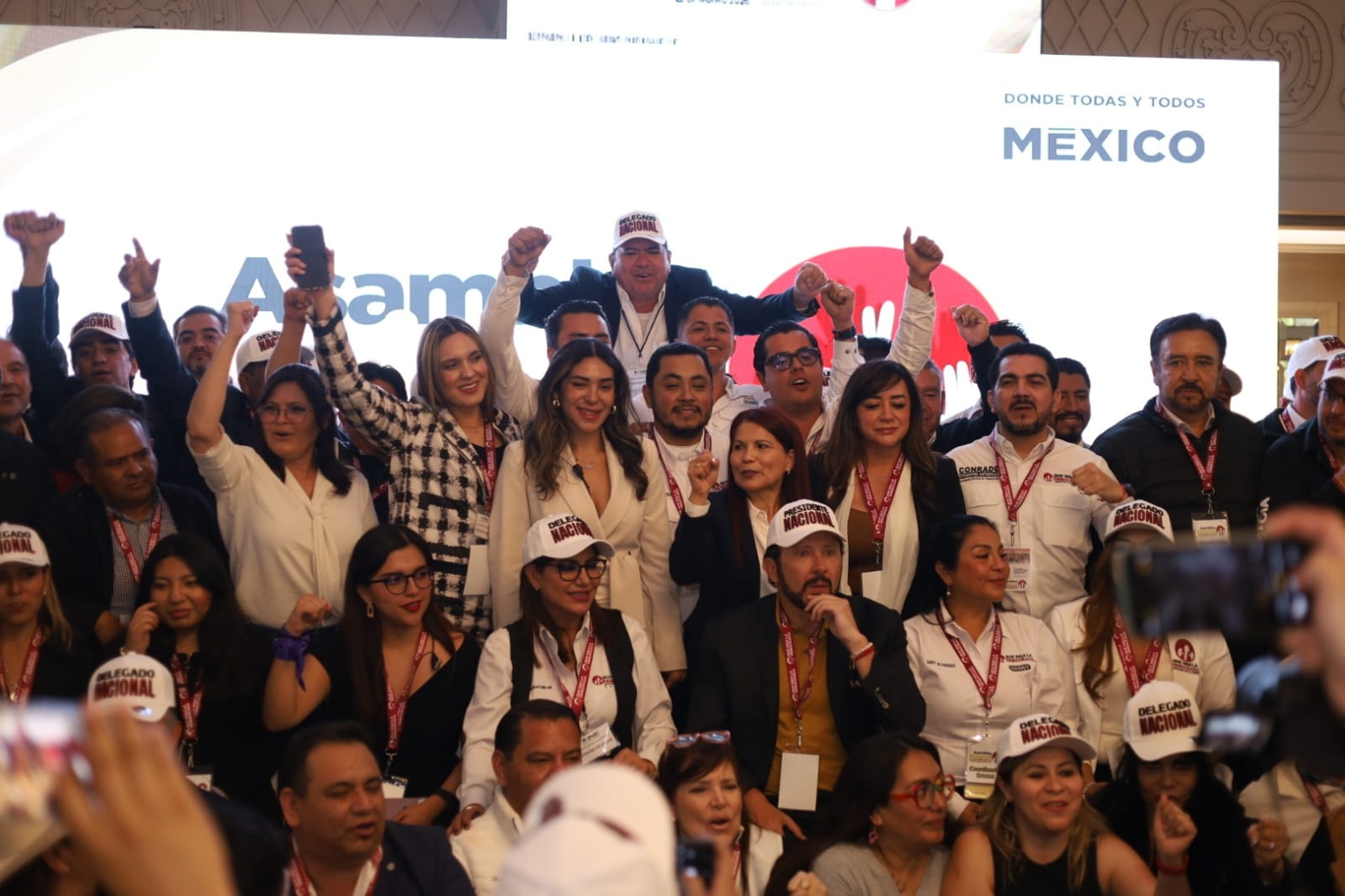 Grupo de delegados en el palco de la asamblea nacional